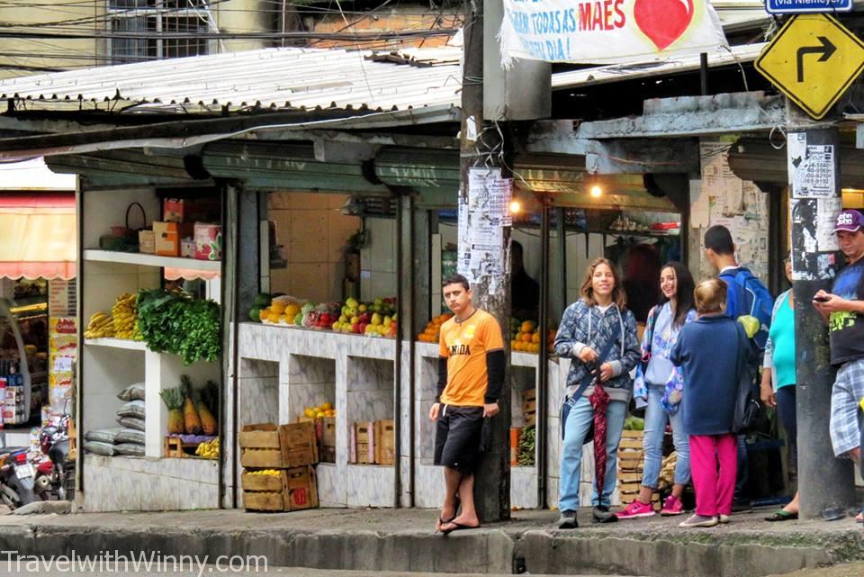 Main street, Favela