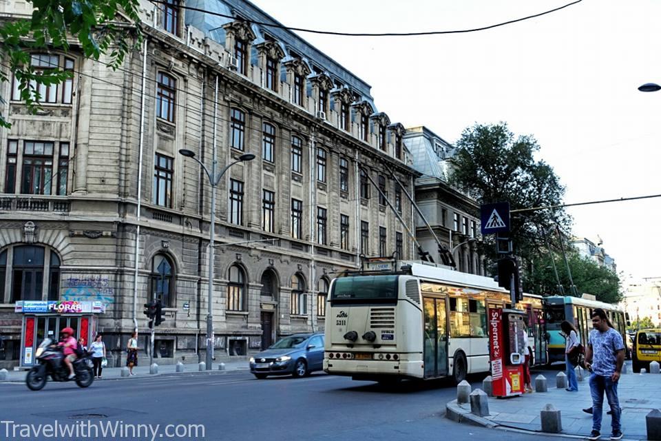 這個城市有完善的地鐵，電車以及公車系統。畢竟這裡是歐洲人口第六大城市