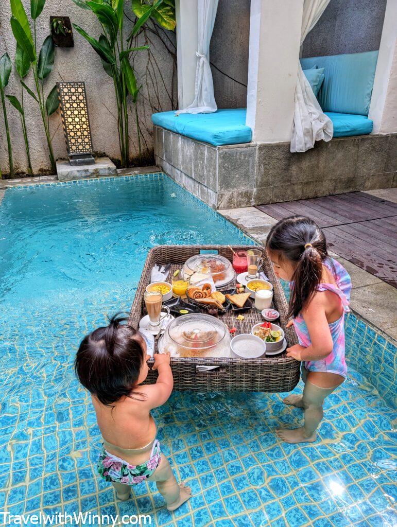 漂浮早餐floating breakfast
