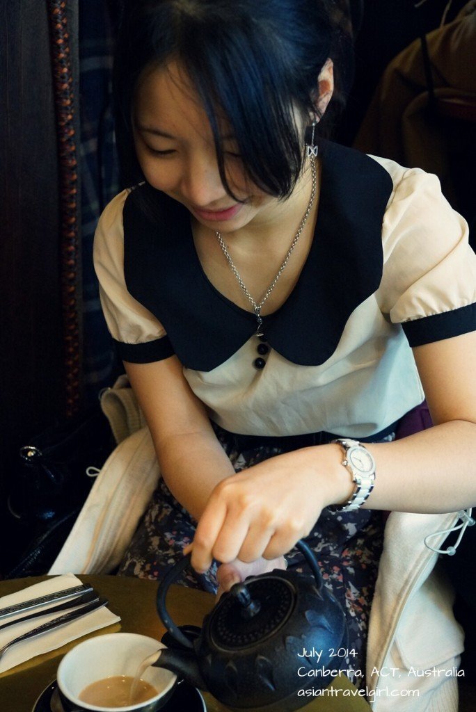 lady pouring tea 倒茶