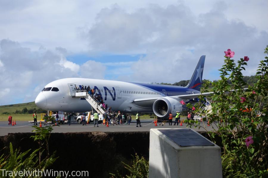 LAN 智利航空的班機下降於復活節島的機場.