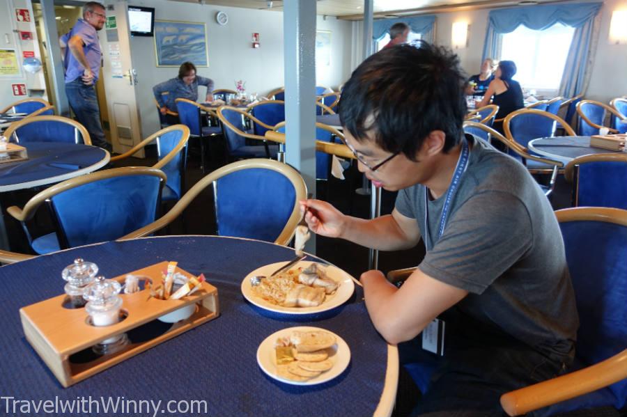 可憐的York等大家都吃完午餐後, 才到餐廳看看有甚麼剩下的食物可以填胃.